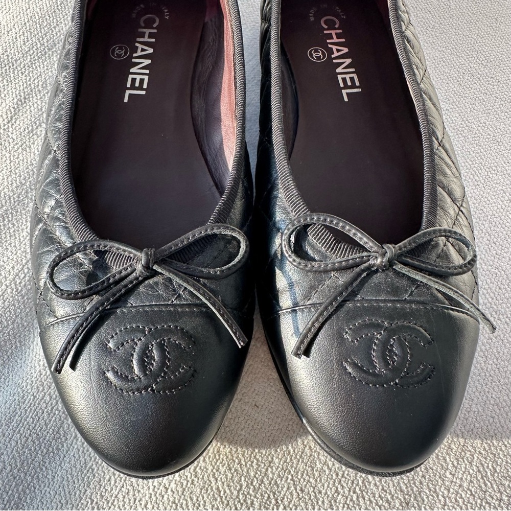 CHANEL Black Flats with Iconic Logo and Bow Detail